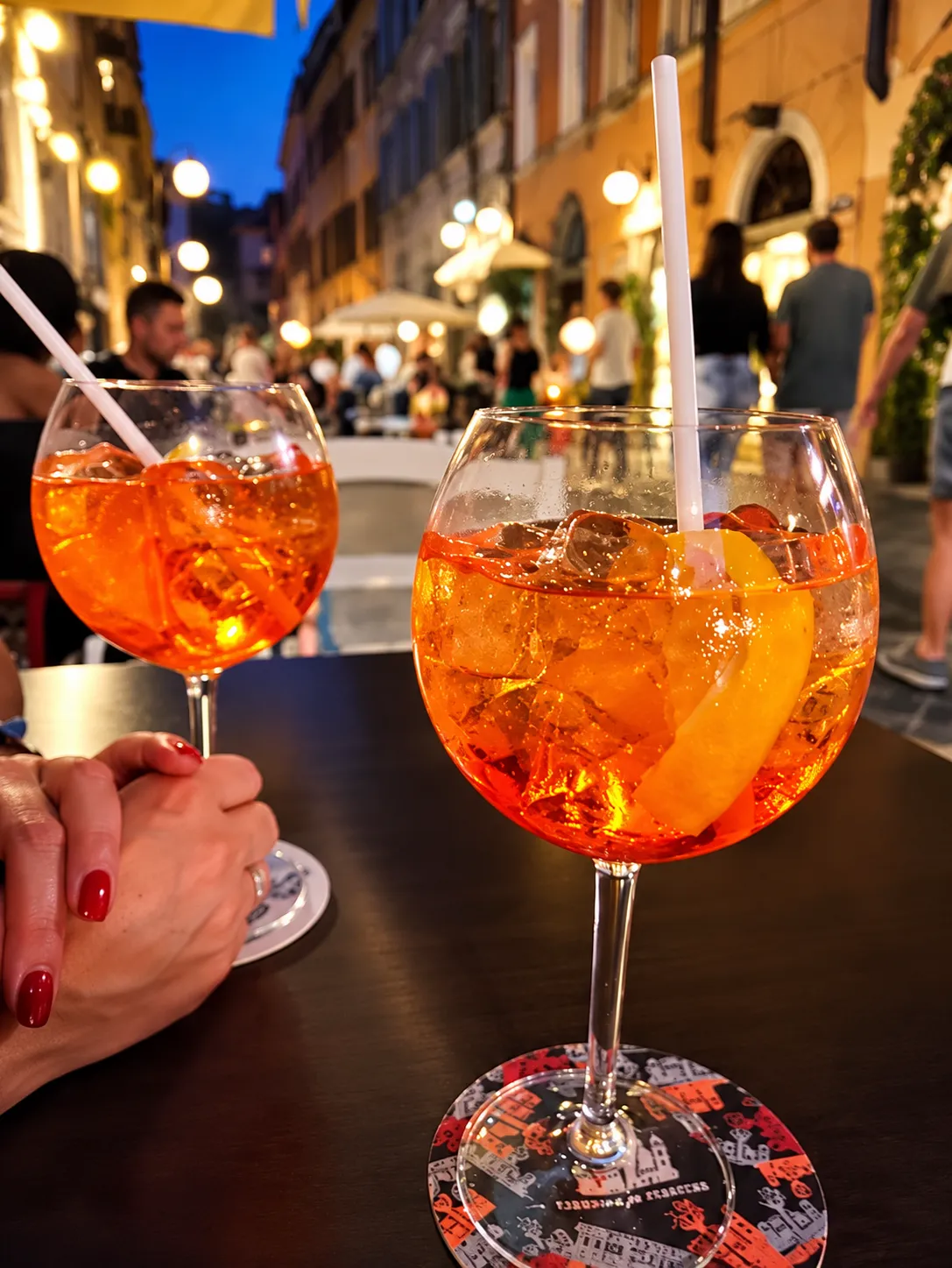 I tavolini fuori dal locale, di sera